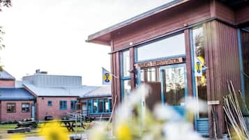 Un bâtiment portant l’inscription « Abisko Tourist Station », avec une façade en bois et de grandes fenêtres.