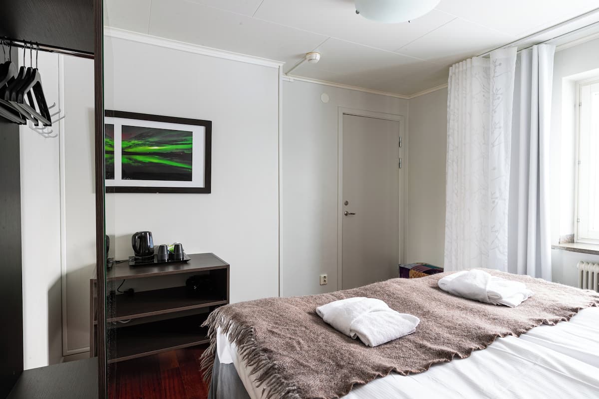 Habitación estándar con 2 camas individuales, baño privado | Cortinas blackout, tabla de planchar con plancha y wifi gratis