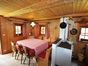 Chalet | 2 makuuhuonetta, yksilöllisesti kalustettu, vuodevaatteet