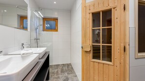 Combined shower/bathtub - Spacious Chalet in Turracherhohe With Sauna (Stadl-Predlitz)