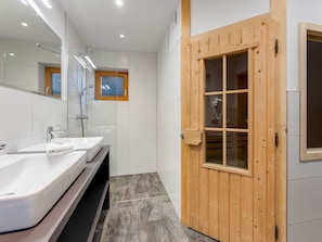 Combined shower/tub