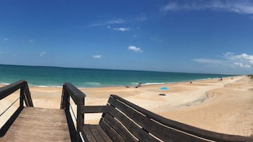 Plage, chaises longues, serviettes de plage