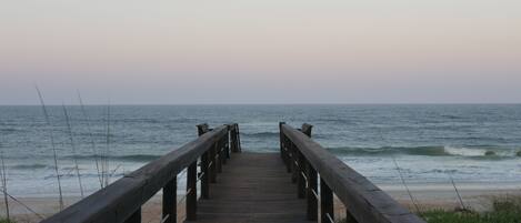 På stranden, solsenger og strandhåndklær