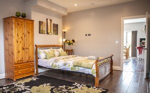 1 bedroom, free WiFi, bed sheets, wheelchair access - Spacious and beautifully presented apartment, close to heath and lake (Dartford)