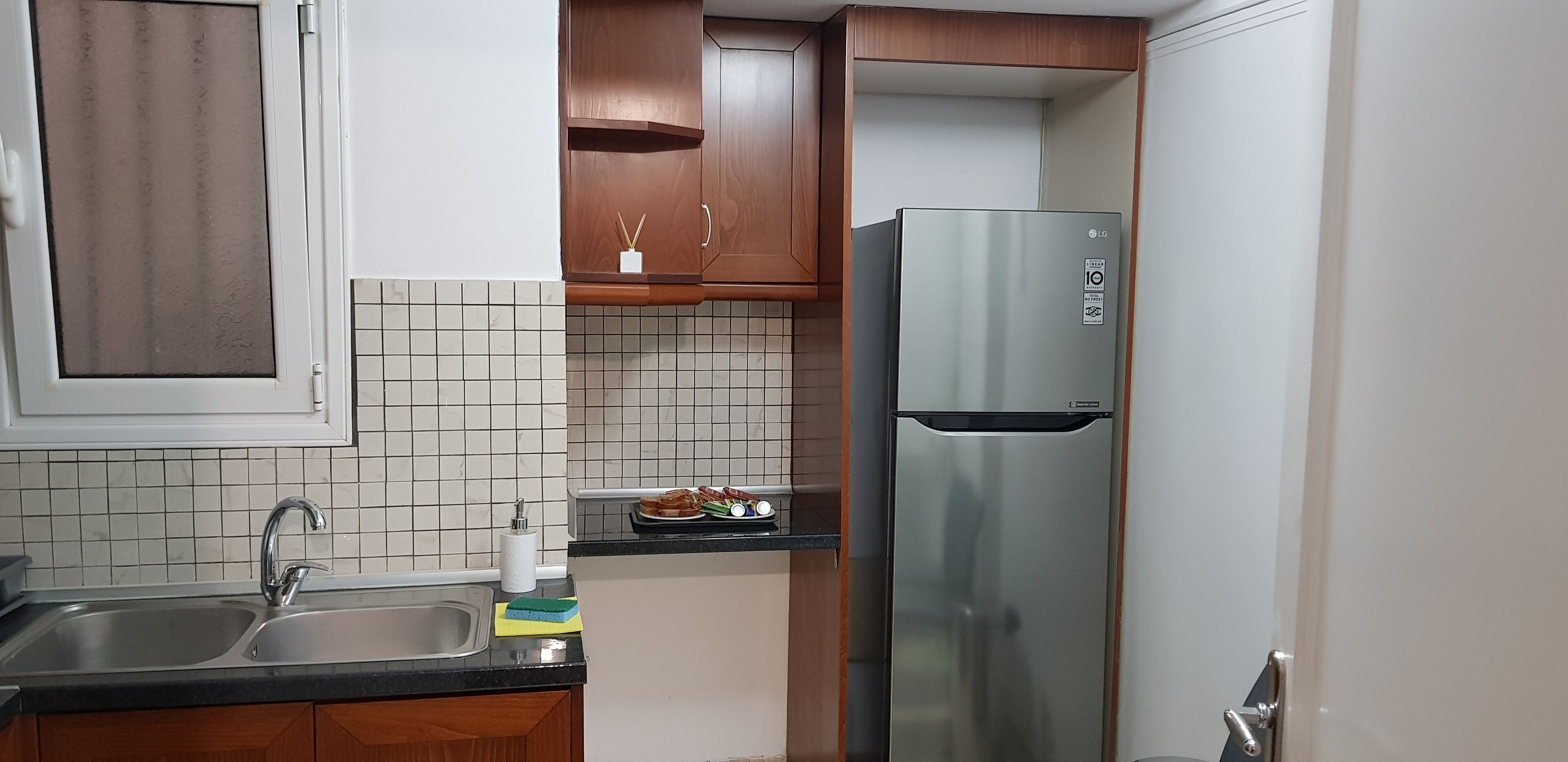 Fridge, oven, stovetop, coffee/tea maker