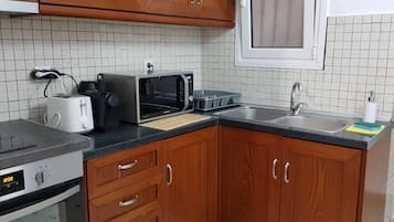 Fridge, oven, stovetop, coffee/tea maker