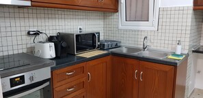 Fridge, oven, stovetop, coffee/tea maker