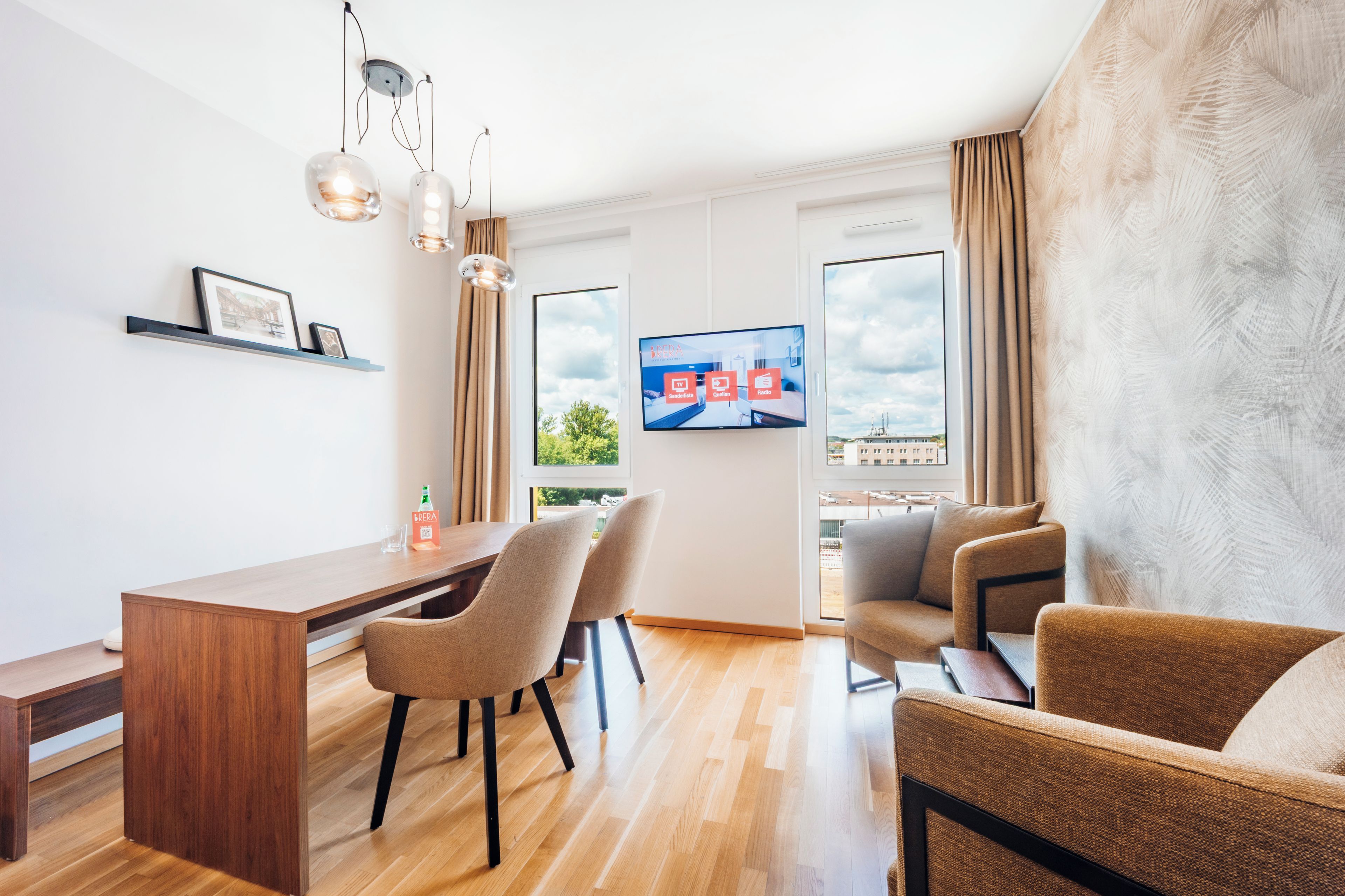 Apartment XXL - King bed and separate bedroom | منطقة المعيشة | تلفزيون بشاشة مسطحة بحجم 32-بوصة يعرض قنوات تلفزيونية باشتراك مدفوع