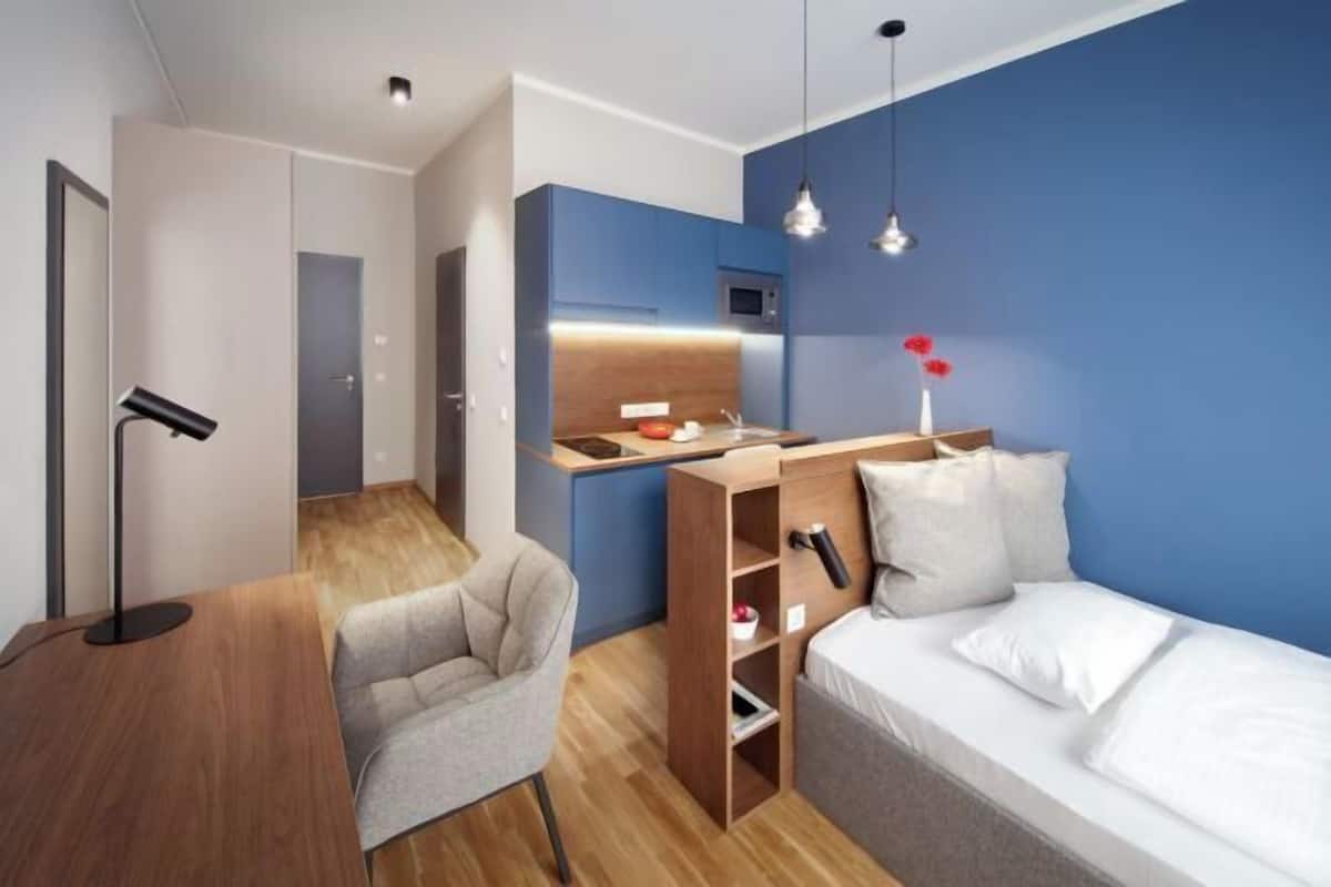 Ropa de cama hipoalergénica y escritorio