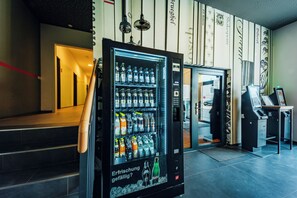 A vending machine with various beverages and a sign that reads 'Erfrischung garantiert?' - Brera Serviced Apartments Ulm (Ulm)