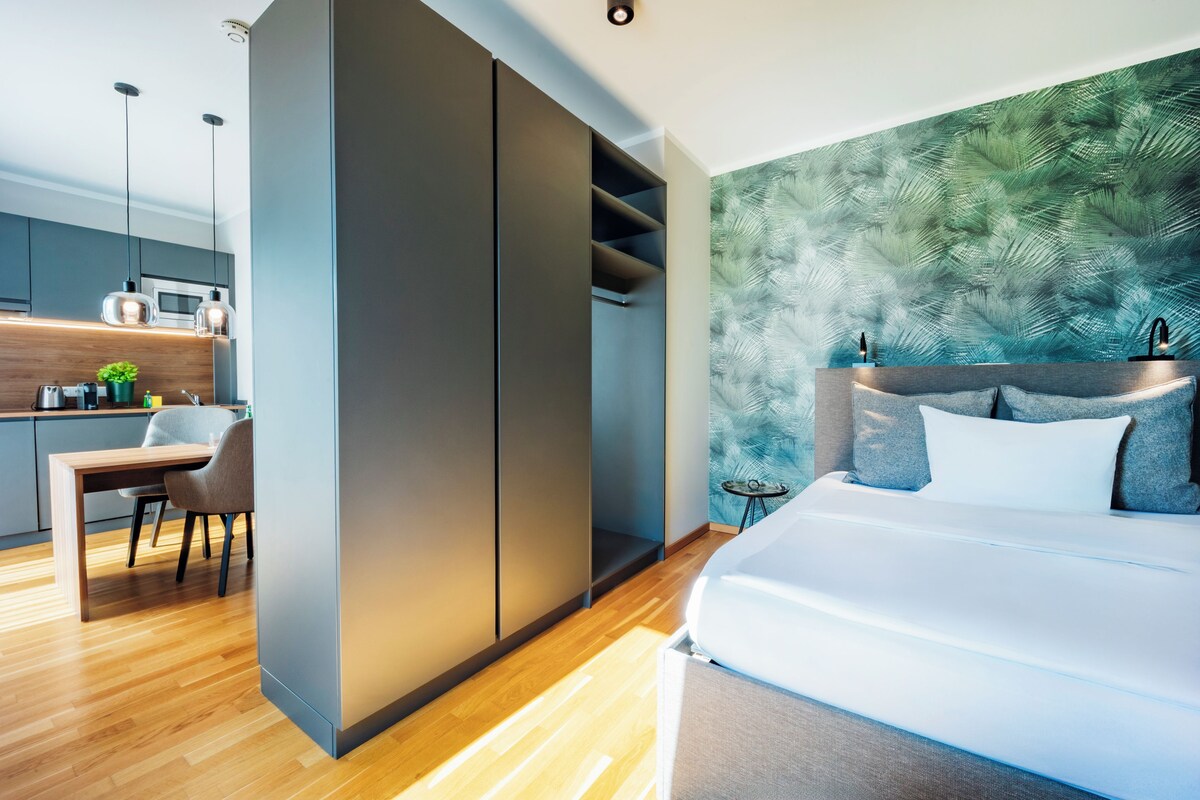 Apartment M - Queen bed and terrace | 防敏寢具、書桌、手提電腦工作空間、遮光窗簾/窗簾