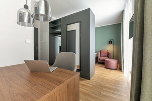 32-英寸纯平电视 （配备有线频道）、电视