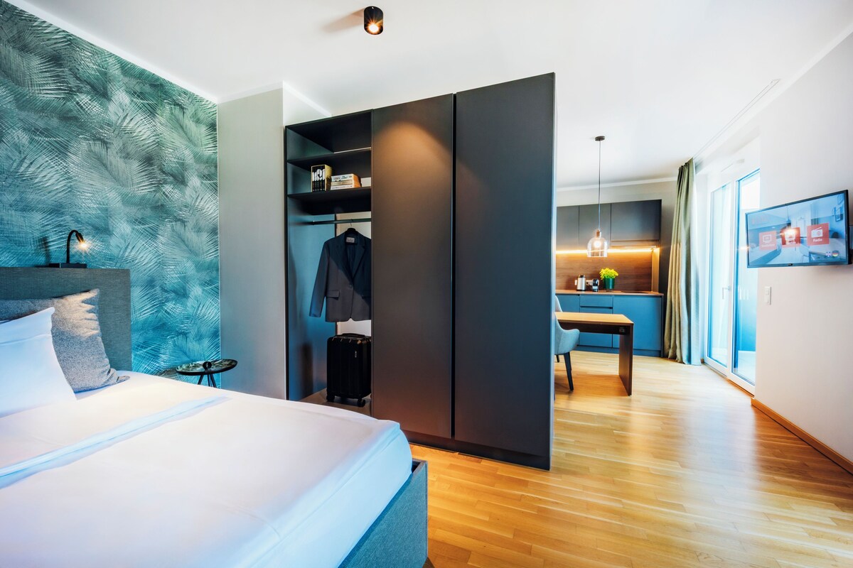 Apartment L - King bed and terrace | 防敏寢具、書桌、手提電腦工作空間、遮光窗簾/窗簾
