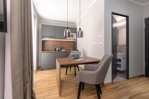 Großer Kühlschrank, Mikrowelle, Herdplatte, Geschirrspüler