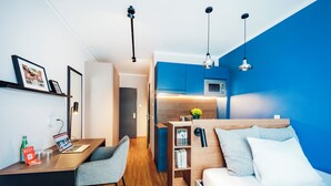 Apartment S - Queen bed | 防敏寢具、書桌、手提電腦工作空間、遮光窗簾/窗簾