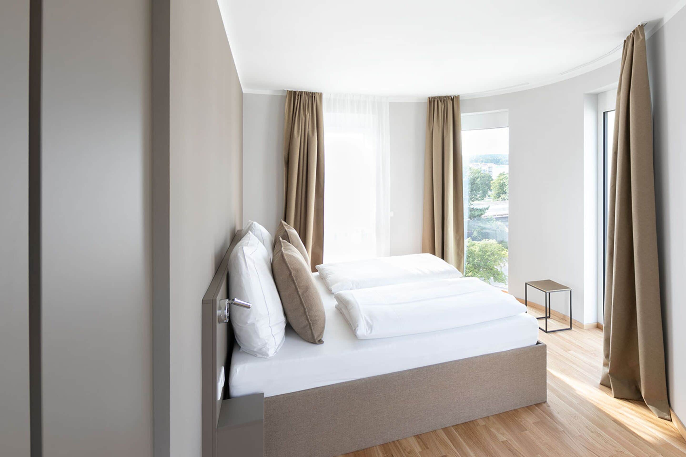 Fantastic Apartment | Seprai premium, meja kerja, dan ruang kerja ramah laptop