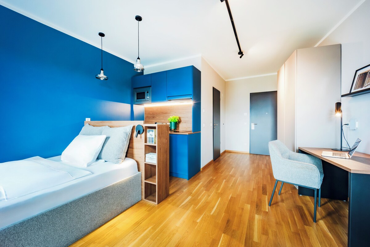 Apartment M - Queen bed | 防敏寢具、書桌、手提電腦工作空間、遮光窗簾/窗簾