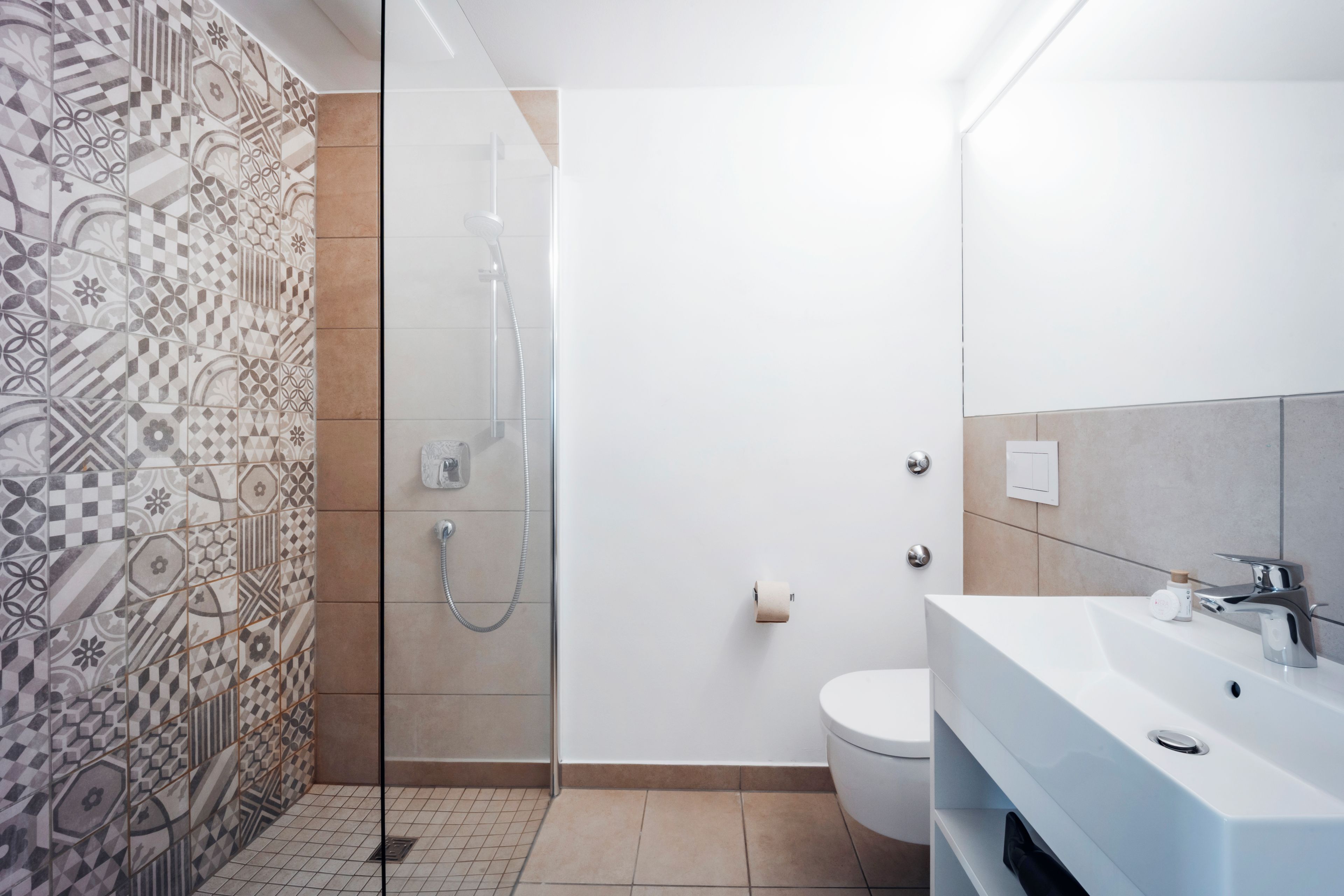 Ein Badezimmer mit Dusche, Toilette und Waschbecken.