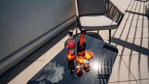 Apartment M - Queen bed and terrace | 客房景觀