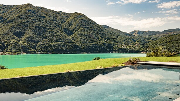 A swimming pool with a mountain backdrop. - ARIA Retreat & SPA - The Leading Hotels of the World (Porlezza)