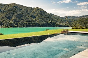A swimming pool with a mountain backdrop. - ARIA Retreat & SPA - The Leading Hotels of the World (Porlezza)