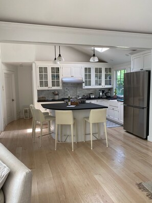 Private kitchen - Southampton Village Cottage - 1.5 miles to Shinnecock Golf. (Southampton)