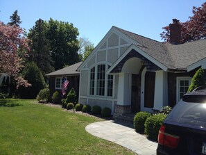 Exterior - Southampton Village Cottage - 1.5 miles to Shinnecock Golf. (Southampton)