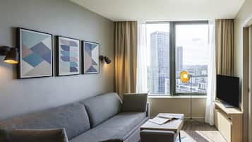 Desk, soundproofing, free cots/infant beds, free WiFi