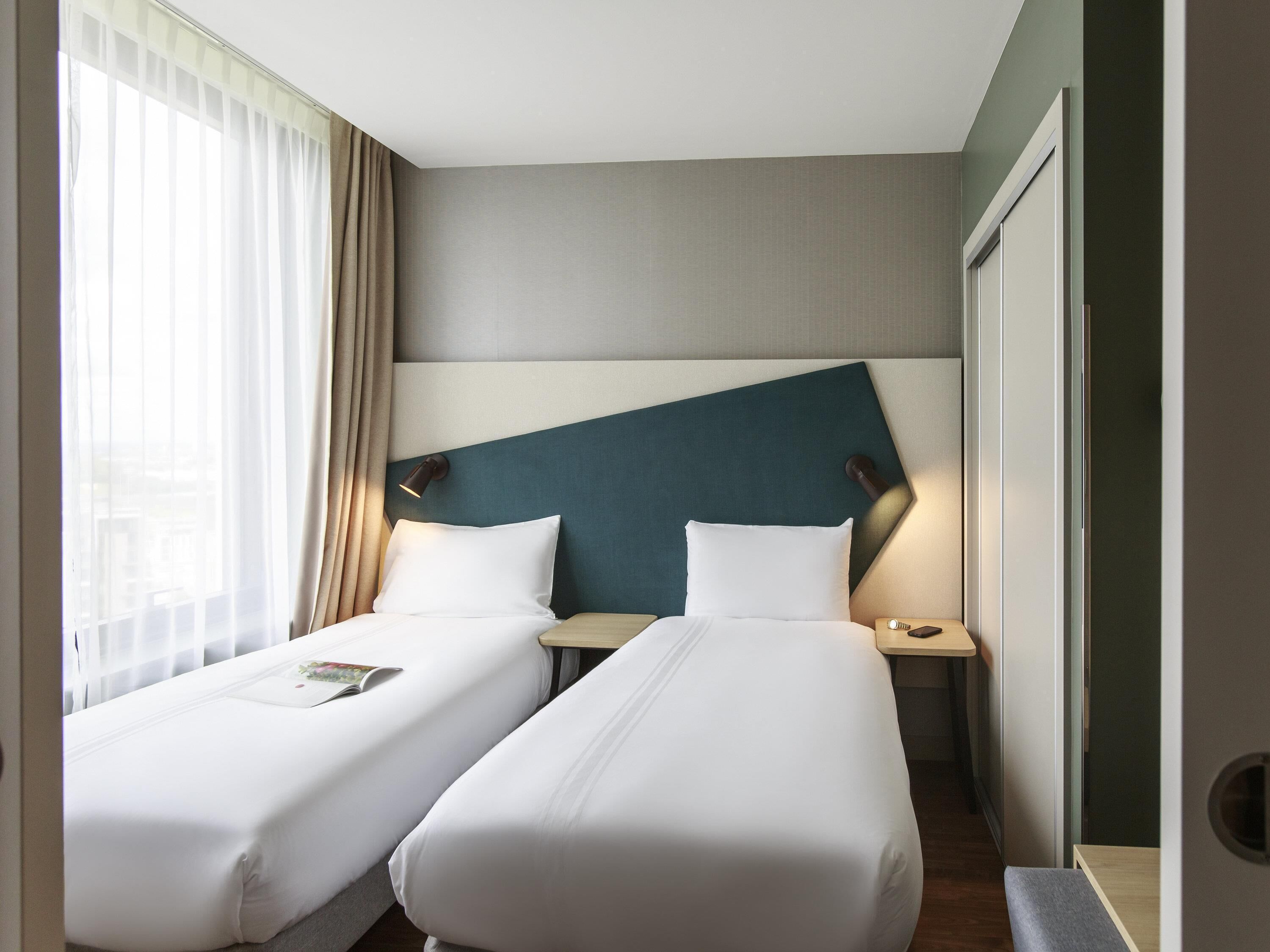 Twin kamer, 1 slaapkamer | Een bureau, geluiddichte muren, gratis babybedden, gratis wifi