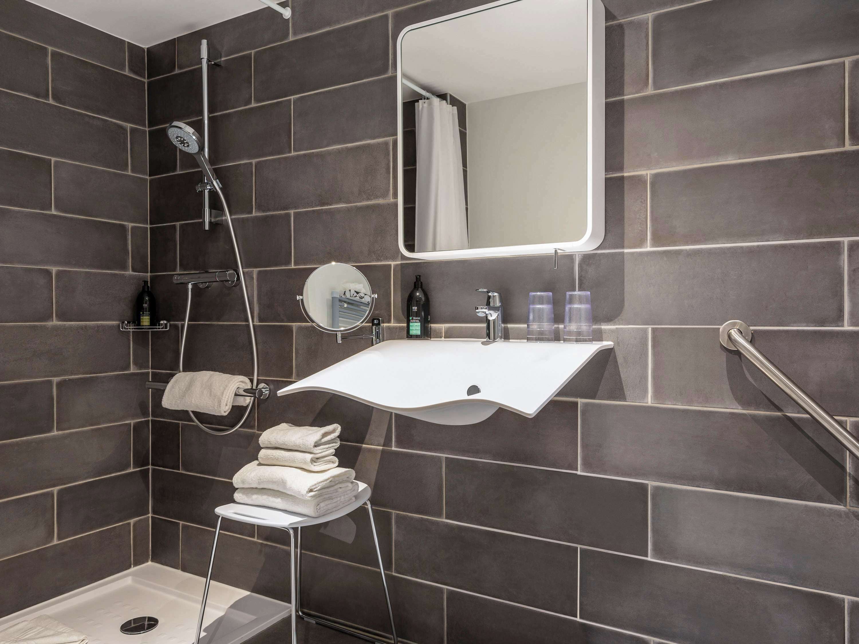 studio, 1 double bed | bathroom | eco-friendly toiletries, hair dryer
