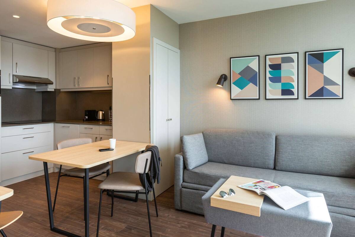 Desk, soundproofing, free cribs/infant beds, free WiFi