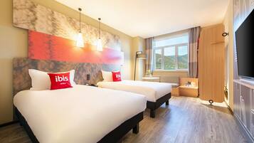 Habitación básica con 1 cama matrimonial o 2 individuales, 2 camas individuales | Edredón, decoración personalizada, muebles diferentes y escritorio