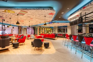 Daily self-service breakfast (CNY 30 per person)