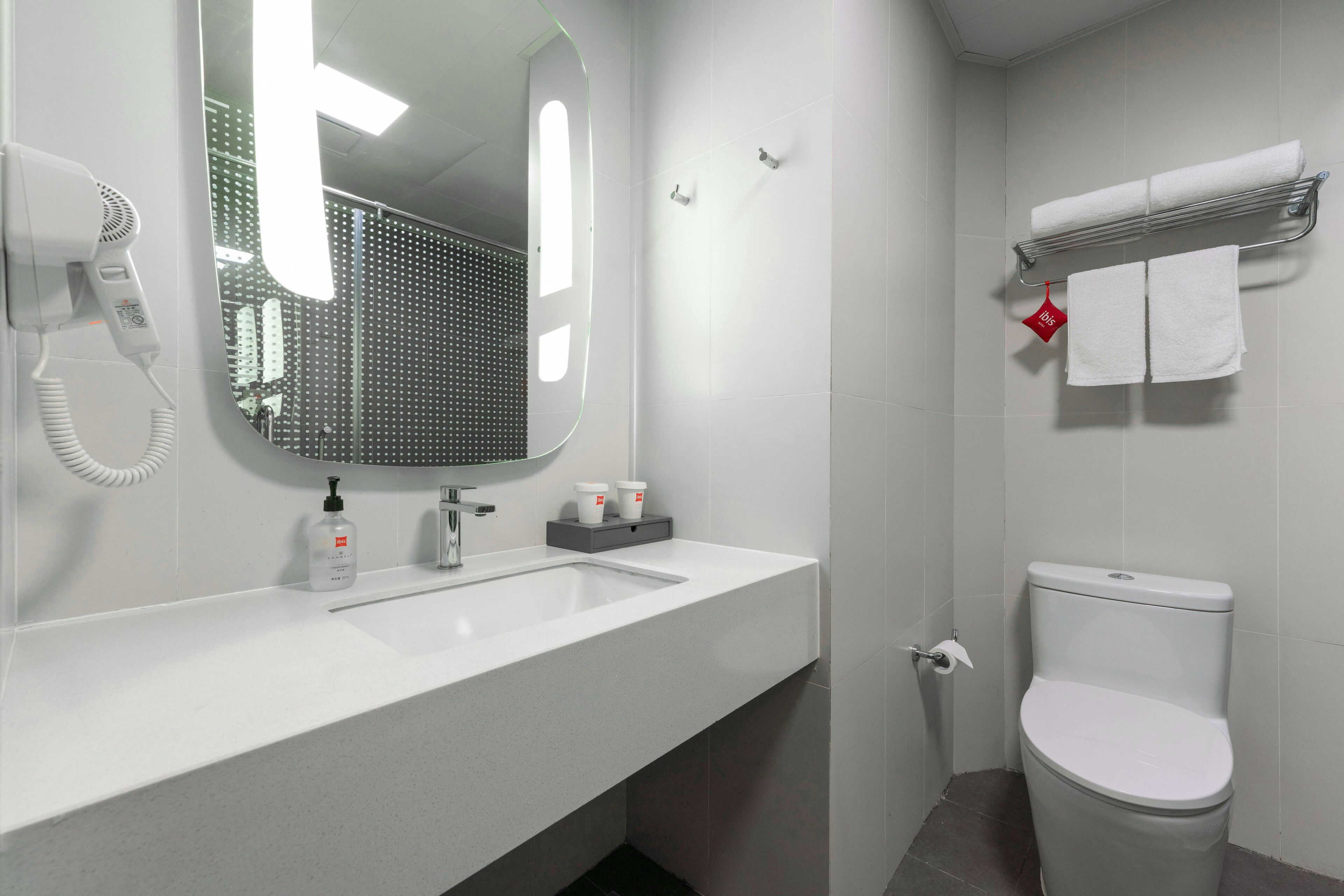 superior double room, 1 double bed | bathroom | shower, rainfall showerhead, free toiletries, hair dryer