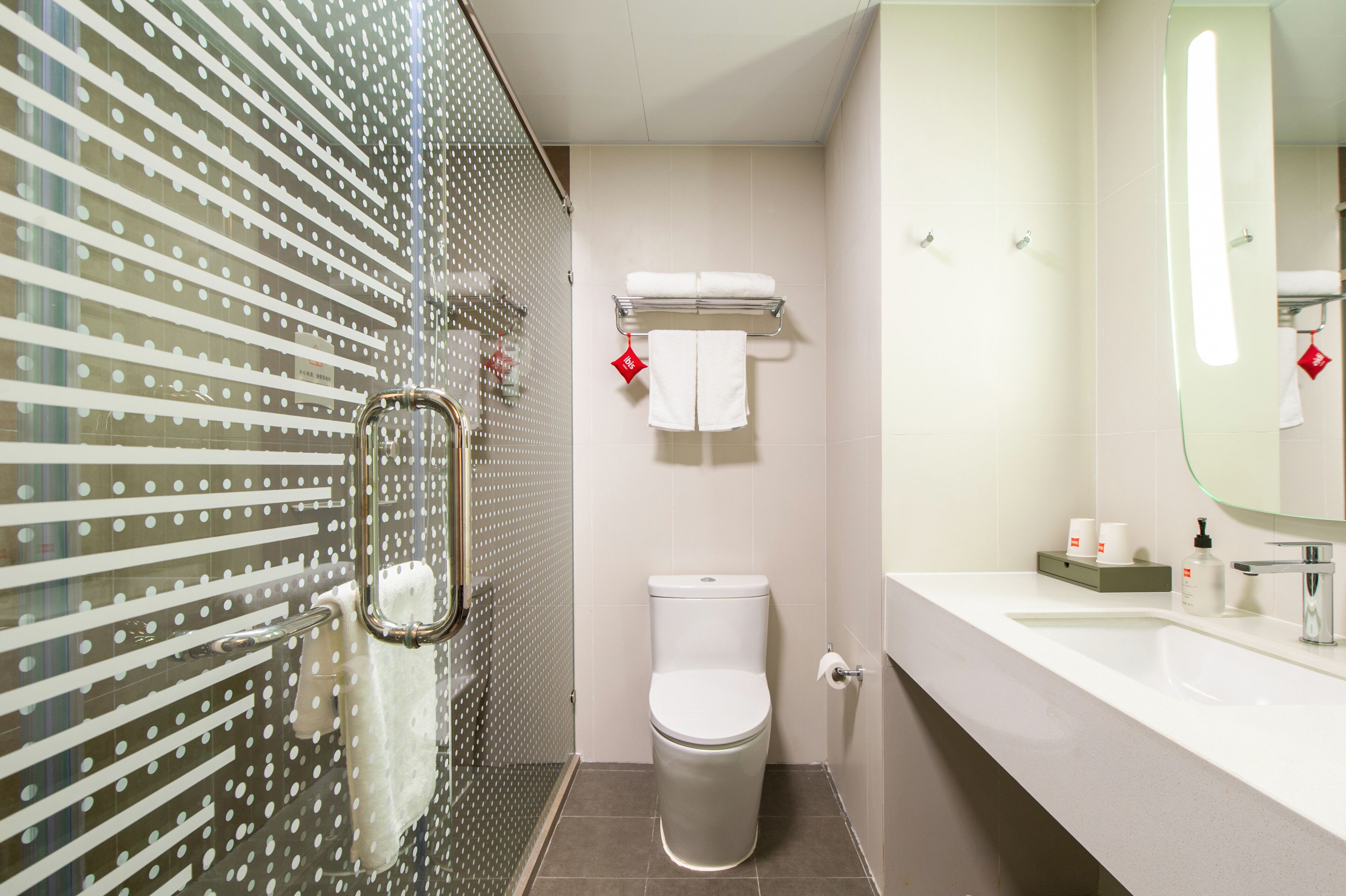 basic double or twin room, 2 single beds | down duvets, individually decorated, individually furnished, desk