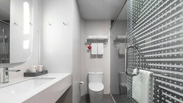 Basic Double or Twin Room, 2 Twin Beds | Bathroom | Shower, rainfall showerhead, free toiletries, hair dryer