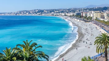 Chaises longues, serviettes de plage
