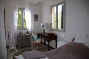 3 bedrooms, iron/ironing board, free WiFi, bed sheets - Small quiet house surrounded by olive trees between sea and mountains (Contes)