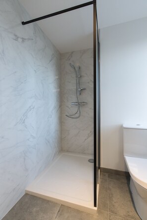 Douche, sèche-cheveux, serviettes fournies, savon
