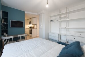 Iron/ironing board, WiFi, bed sheets