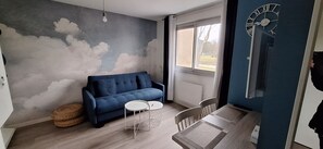 TV, books - "Blue Dream" – Cozy, clean & stylish studio | Doua / INSA / CESI - Garage, WIFI (Villeurbanne)