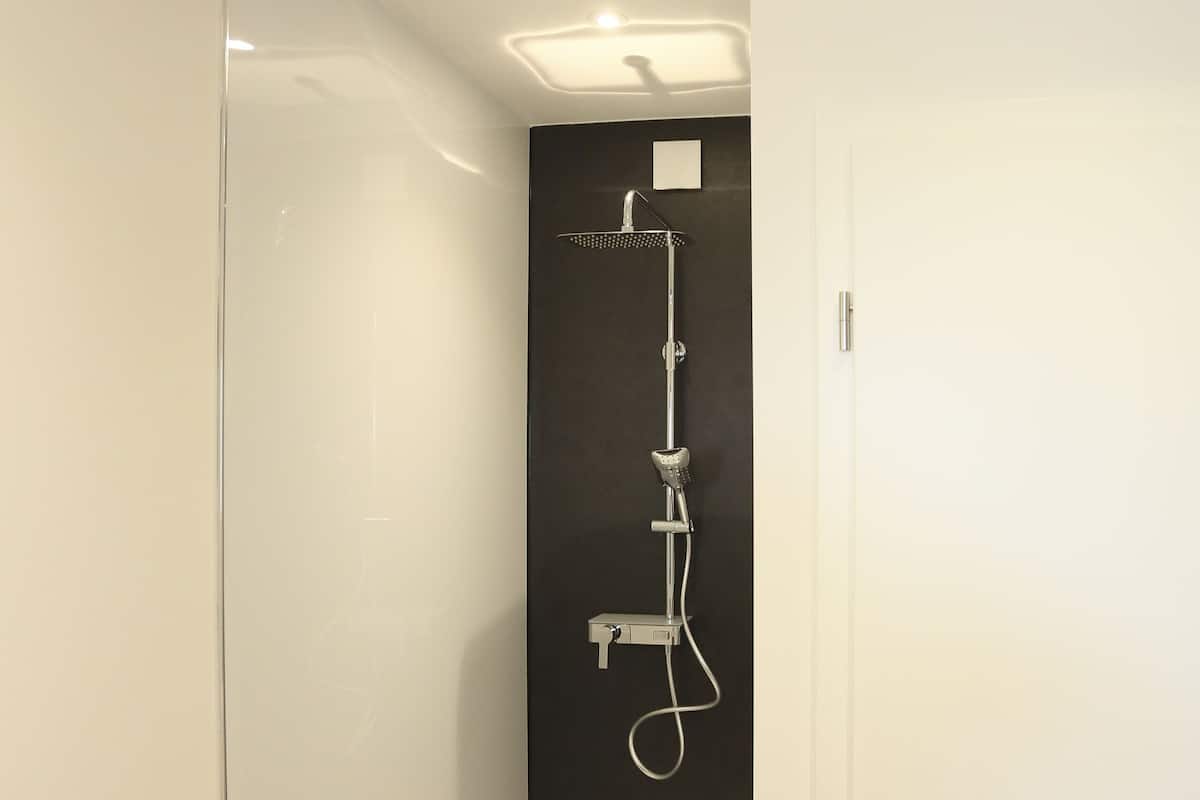 superior double room | bathroom shower