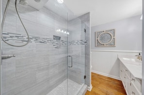 Ensemble douche/baignoire, sèche-cheveux, serviettes fournies