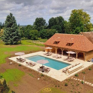 Piscine extérieure (ouverte en saison), parasols de plage