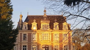 A large, historic building with multiple windows and a central entrance. - Chateau de Hieville (Saint-Pierre-en-Auge)