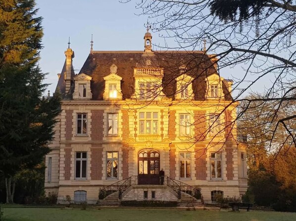 A large, historic building with multiple windows and a central entrance. - Chateau de Hieville (Saint-Pierre-en-Auge)