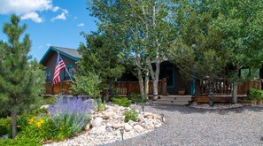 Exterior - Cozy Rocky Mountain Escape • Unbeatable Views (Drake)