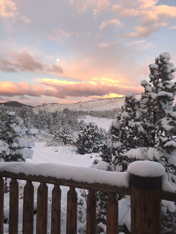 Property grounds - Cozy Rocky Mountain Escape • Unbeatable Views (Drake)