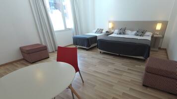 Caja de seguridad en la habitación y cortinas blackout