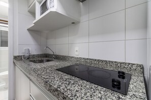 Geladeira, micro-ondas, cafeteira/chaleira, torradeira